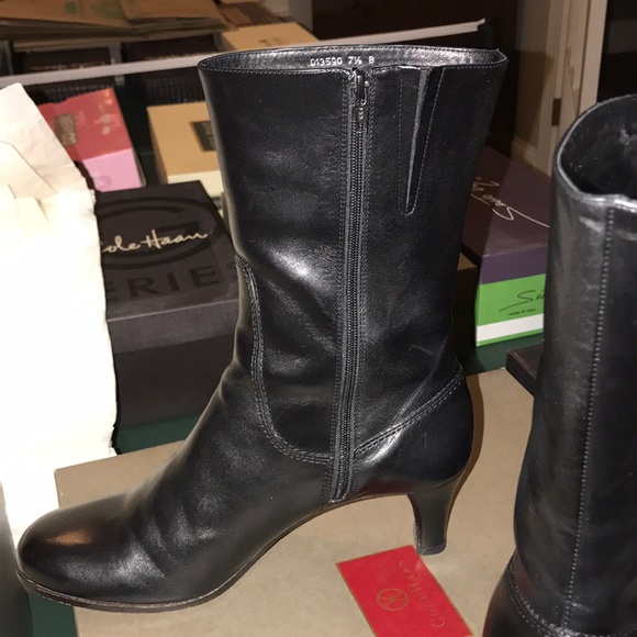 Simple black boots with a small heel - Picture 4 of 4